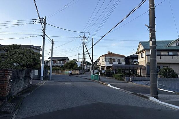 【No.1_前面道路2(撮影_2026年9月)】周辺は戸建住宅が整う街並み。ゆったりとした暮らしを叶えます。