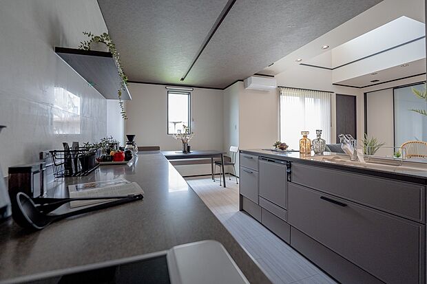 【1階キッチン/B号地モデルハウス】作業スペースが広く、複数人でも使いやすいII型キッチンです。食器洗い乾燥機やIHクッキングヒーターなど充実機能を搭載。立ち上がり部分が少なく、お手入れ楽々です。