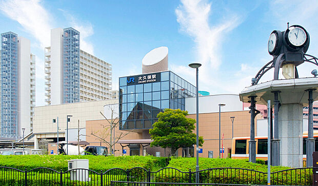 【最寄駅はJR山陽本線「大久保」駅】徒歩約2分のバス停から乗車約15分でバスアクセス可能！快速や通勤特急で大阪や三ノ宮など主要駅へ直通！駅周辺は「イオン明石ショッピングセンター」などで賑わいます。