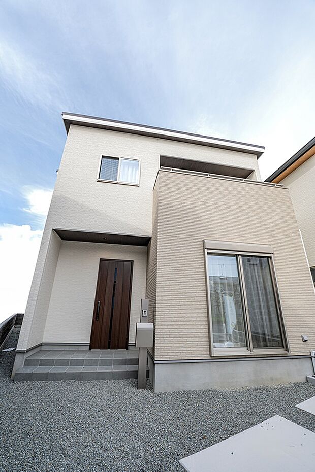 【外観/B号地】明るいカラーが青空に映える3LDK新築戸建が完成。リビングや主寝室、バルコニーが明るい南向き！自然光がたっぷりと注ぎ込み、風が通り抜ける多面採光による心地よい住空間が広がります。