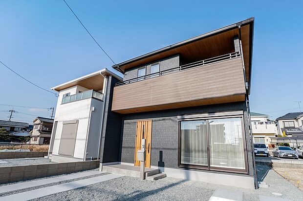 【外観/B号地】L型バルコニーが目をひく3LDK新築戸建。洗濯物が乾きやすいだけでなく、テーブルセットを置いてカフェタイムを楽しむことも。水回りを集約し、家事効率にも配慮された邸です。