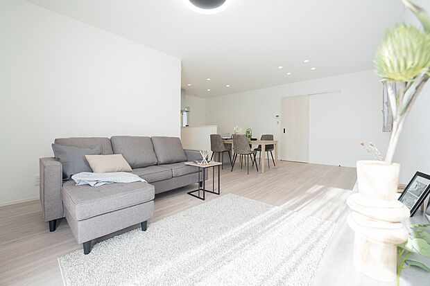 【1階約19.3帖LDK/B号地】LDKはご家族揃ってゆったりと寛げる広さ。ホワイトを基調とした明るい空間に南西側の大きな窓から自然光が届き、陽だまりが心地よいファミリースペースです。