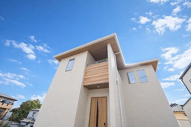 【B号地 完成公開中】約7.5帖主寝室からつながるバルコニーは南向き×屋根付き。玄関に土間収納を備え、LDKへ向かう途中に洗面室を配置。帰宅時の手洗いがスムーズなストレスフリー動線を実現しました。