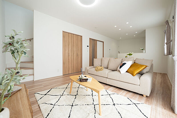 【1階約17.8帖LDK/B号地】キッチンで調理中でもリビングやダイニングへ視線が抜け、一体感に包まれる広々LDK。キッチン、ダイニング、リビングのどこにいてもご家族の気配が感じられます。