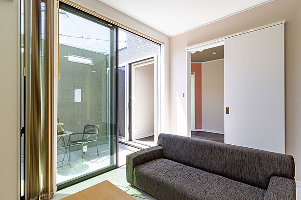 【当社施工例】リビングと和室の2方向からアクセスできる広々テラス。天気の良い日にはテーブルセットを運び出し、家族や友人と「外ご飯」や「おうちカフェ」も楽しめます。【当社施工例】