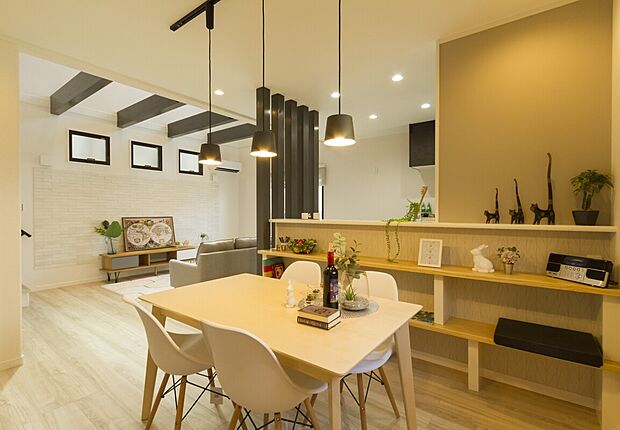【当社施工例】キッチンのカウンター下には造作棚を設け、小物を飾ったり、お子様の絵本を収納したりインテリアとしても楽しめます。ダイニングからは洗面室にも直接出入りができる回遊式の間取りです。