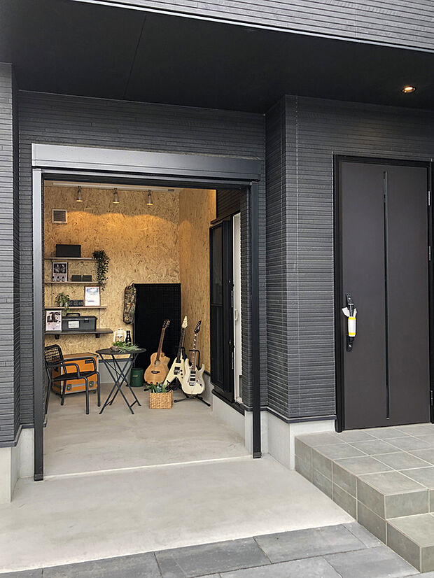 【【当社施工例】】外と繋がり、室内へもシームレスに入れて楽チンな玄関横のフリースペース。休日の趣味やアウトドアも楽しめる、秘密基地です。好きなコトや好きなモノに囲まれて、日々を楽しむ暮らしが叶います。