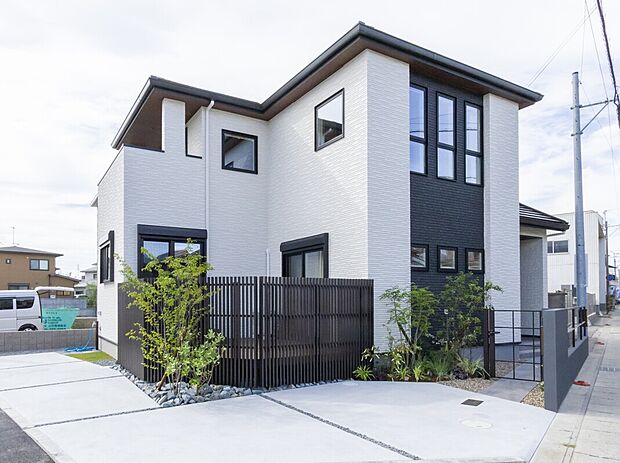 【【当社施工例】】前面道路から丸見えにならないように目隠しが施された「つなデッキ」。お子様を遊ばせておいても外に飛び出していく心配もなく、目の届く範囲でのびのびと遊ばせられます。