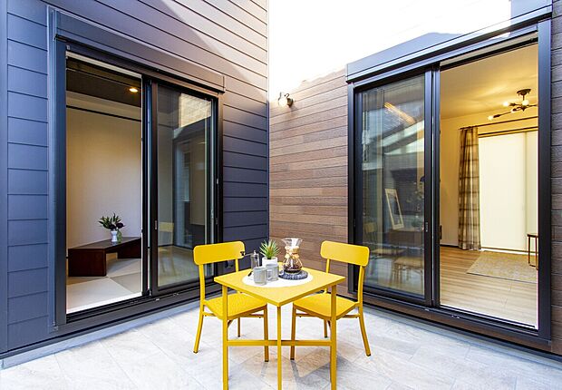 【【当社施工例】】リビング・キッチン・和室の3方向から出入りができるカフェテラス。おうちカフェで私だけの時間を愉しめます。夏にはビニールプールを出して、お子様の遊び場にすることも。