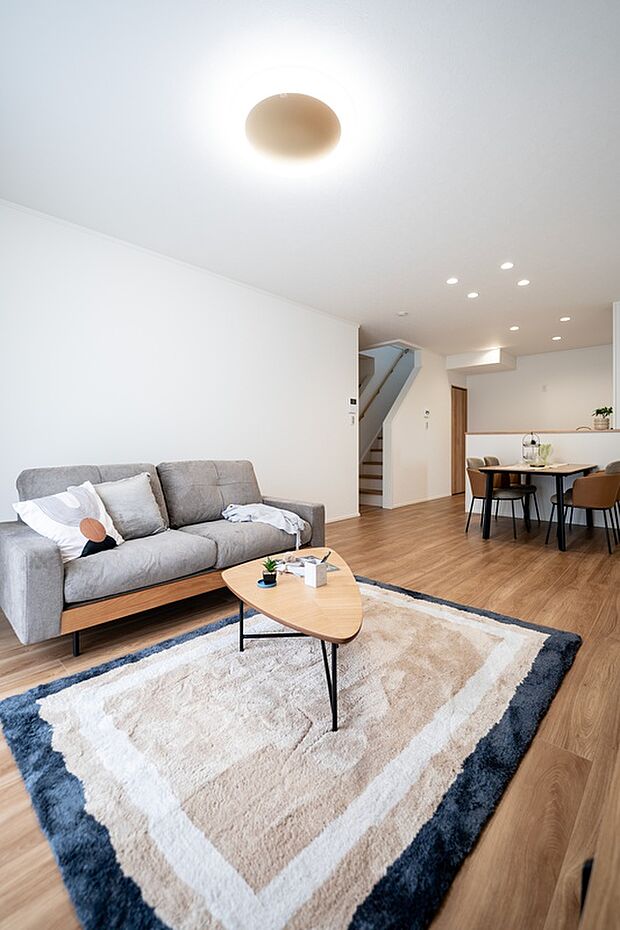 【【1階約19.5帖LDK/B号地】】対面キッチンからリビングやダイニングを見渡すことができ、どこにいてもご家族の気配が感じられる伸びやかなファミリー空間に。ご家族揃って思い思いの時間をお過ごしいただけます。