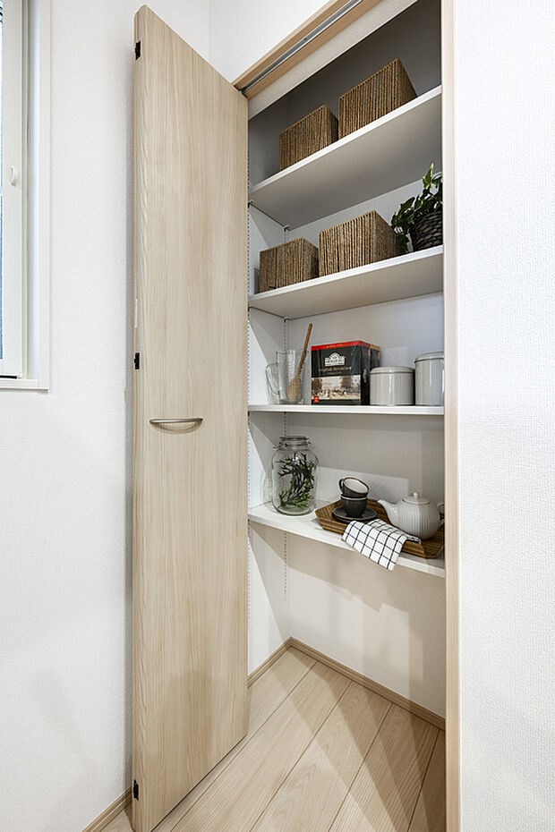 ◇調味料や保存食、キッチン雑貨などをたっぷり収納できるパントリー付き。生活感を隠しながら、使いやすさを高めた機能的な空間です♪ 【弊社施工事例】