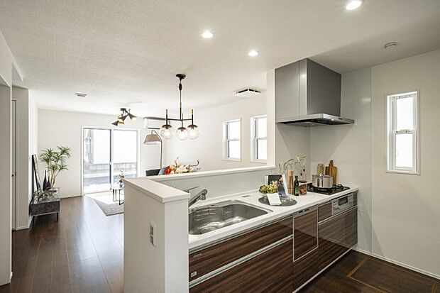 ◇キッチンからリビングやダイニングを見渡せる間取りで、家事をしながら家族の様子を見守れます。小さなお子さまがいるご家庭にも安心の設計です♪※施工事例