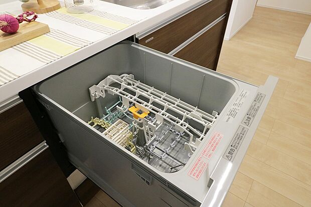 【食器洗い乾燥機　【三菱】】家族の時間を大切にしてほしいという思いから、食器洗い乾燥機を標準仕様。
フレームレスでキッチンと一体化するスッキリデザインです。
（同仕様写真）