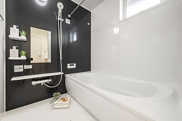 【浴室】乾きやすく、カビが生えにくいカラリ床。排水溝のぬめりやカビを抑制、「抗菌」・「防カビ」仕様。お掃除らくらく、クリーンで嬉しい設備。
