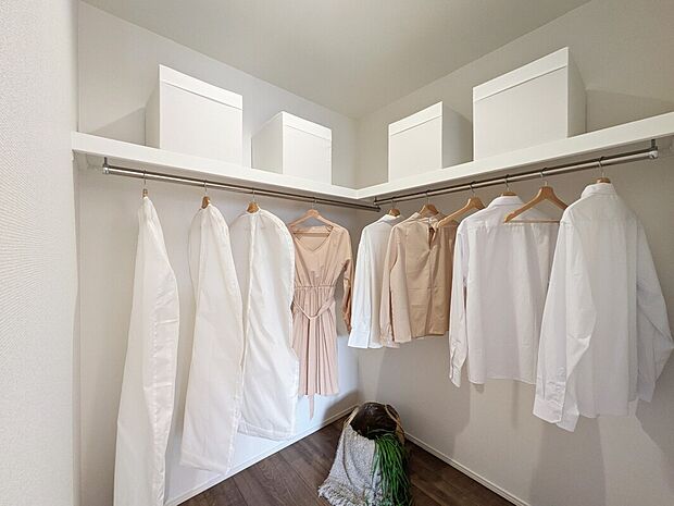 【WIC】◆主寝室にはご夫婦の衣類や小物類を収納できる大容量のWICをご用意。パイプハンガー付きで衣類をハンガーにかけたままサッと収納出来ます◎※施工事例