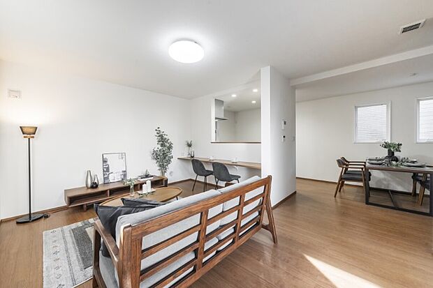 【リビング】◆ダイニングとリビングをゆるやかに分けることで、食事スペースとくつろぎスペースを分けることができ、ゆっくりとくつろげます◎