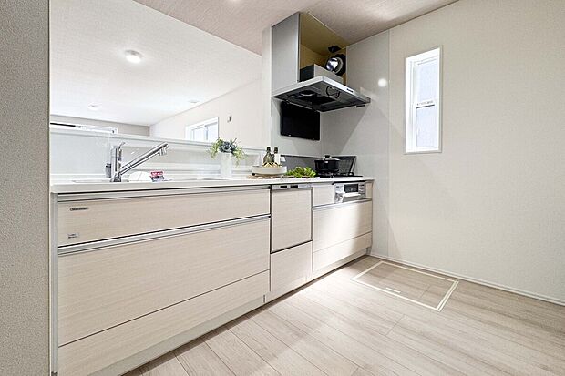 【キッチン】表面がつるつるのホーローパネルは、油汚れも水吹きでササっと簡単。
レンジフードもスタイリッシュなスリム型/汚れが染み込まない高品位ホーローを整流版に採用/水栓は浄水器内蔵ハンドシャワー水栓/シンクは業界トップレベルの静音使用です。(施工事例)