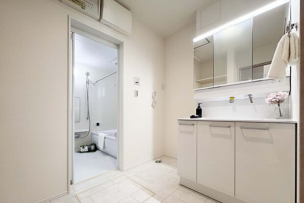 【洗面化粧台】ひろびろ設計のボウルでゆったり洗え、洗濯もしやすい!厚手のセーターもしっかり洗える大きなボウル。
従来の水栓金具と比べて最大約20 %節水し、適度な水量調節により少ない水でしっかり洗えて節水効果を高めます。