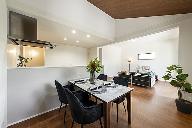 【ダイニング】対面キッチンはご家族やペットを見守りながら家事ができ安心です。※完成予想図