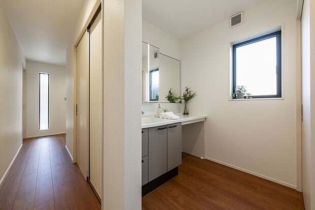 【洗面化粧台】来客時も使い勝手の良い洗面台。広々設計で、朝の混雑時も安心です。※現地撮影