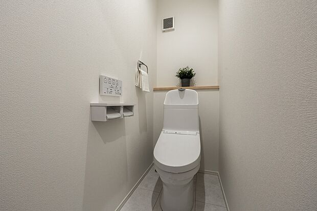 【トイレ】少ない水で、効率よくしっかりきれい、トルネード洗浄。凹凸が少なくお手入れが簡単。汚れが付きにくい加工でキレイが長持ち。※現地撮影