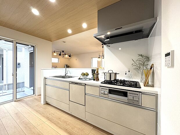 【キッチン】◇キッチンからリビングやダイニングを見渡せる間取りで、家事をしながら家族の様子を見守れます。小さなお子さまがいるご家庭にも安心の設計です♪※施工事例