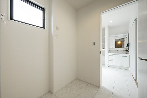 【脱衣室】◇脱衣室を独立して設けることで、入浴時のプライバシーを確保。来客時にも安心して使える快適な空間です。※施工事例