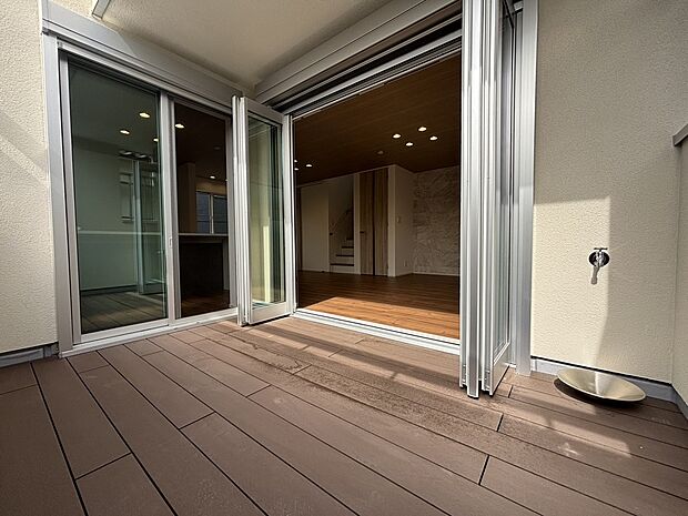 施工例　青空を背景に陽光のスポットライトを浴び、オーナー様だけの特別な空間を演出施工例　青空を背景に陽光のスポットライトを浴び、オーナー様だけの特別な空間を演出