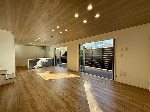 施工例　広々としたスペースに優しい光があふれるくつろぎのリビングダイニング