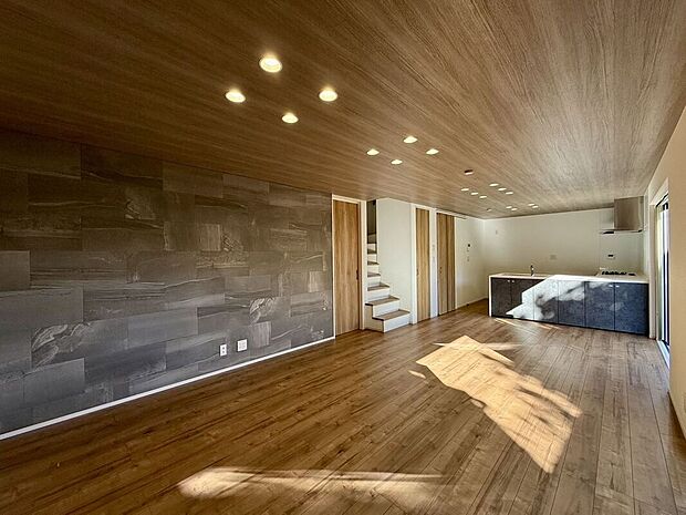 施工例　開放的な窓から差し込む優しい自然光が日常を忘れさせてくれる贅沢な空間を演出