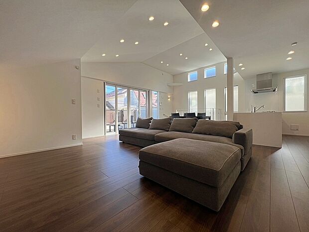 施工例 開放的な窓から差し込む優しい自然光が日常を忘れさせてくれる贅沢な空間を演出。