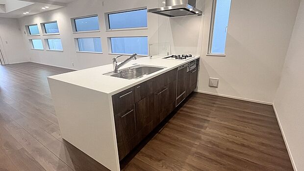 施工例　ゲストを招いて料理を振る舞い、広々としたキッチンスペースを囲みながら話が弾む贅沢な時間。