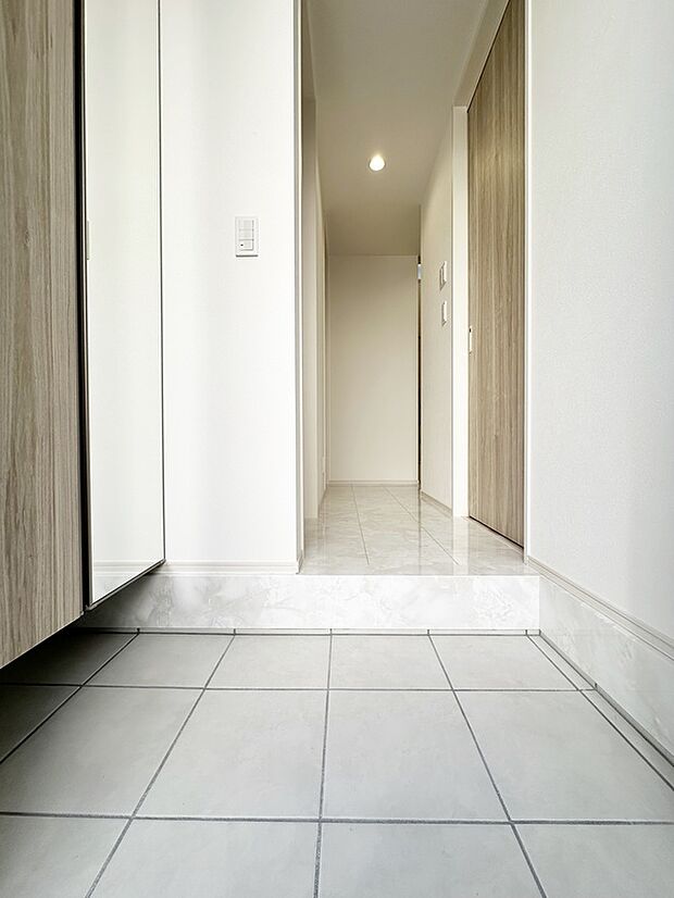 施工例　扉を開けた瞬間、目の前に広がる大理石調のフローリングがエントランスに一層の輝きと開放感を演出