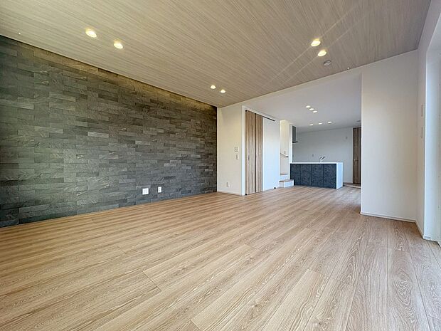 広々としたスペースに優しい光があふれるくつろぎのリビングダイニング