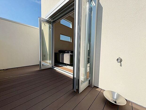 施工例 青空を背景に陽光のスポットライトを浴び、オーナー様だけの特別な空間を演出