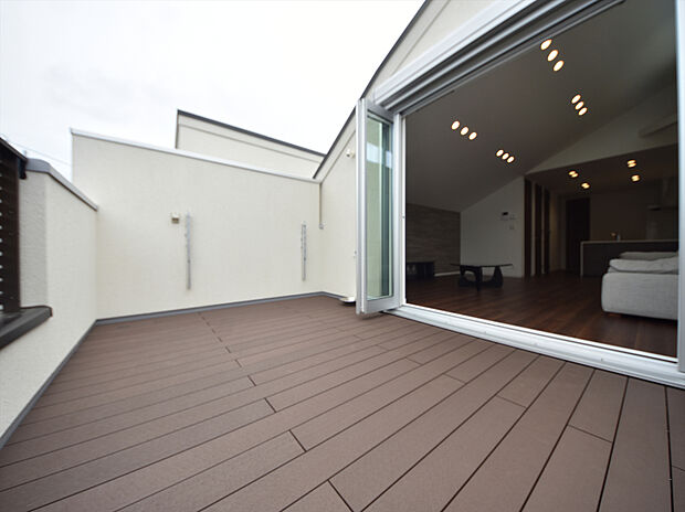 施工例　青空を背景に陽光のスポットライトを浴び、オーナー様だけの特別な空間を演出