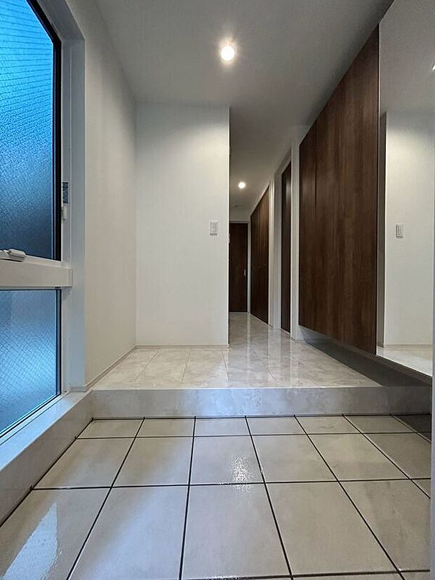 施工例　扉を開けた瞬間、目の前に広がる大理石調のフローリングがエントランスに一層の輝きと開放感を演出