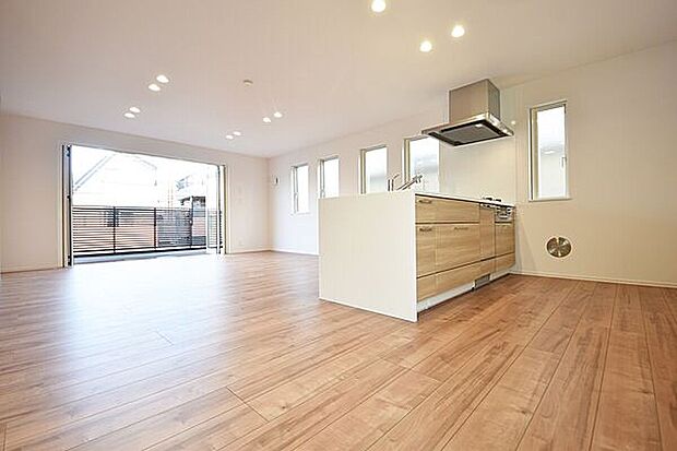 施工例　開放的な窓から差し込む優しい自然光が日常を忘れさせてくれる贅沢な空間を演出。