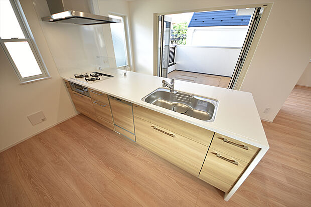 施工例　ゲストを招いて料理を振る舞い、広々としたキッチンスペースを囲みながら話が弾む贅沢な時間。