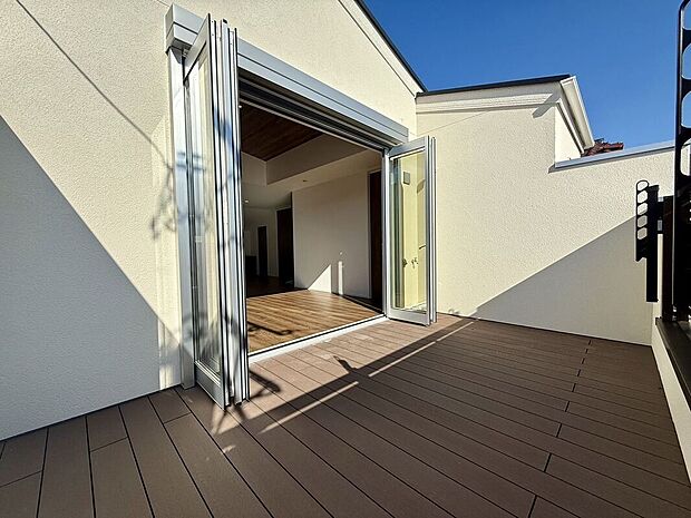 施工例 青空を背景に陽光のスポットライトを浴び、オーナー様だけの特別な空間を演出