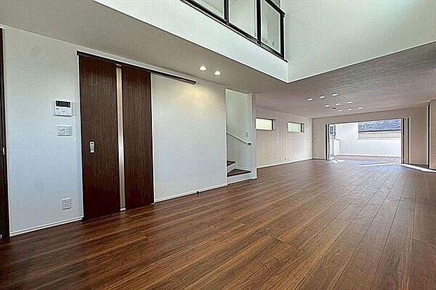 施工例　開放的な窓から差し込む優しい自然光が日常を忘れさせてくれる贅沢な空間を演出。