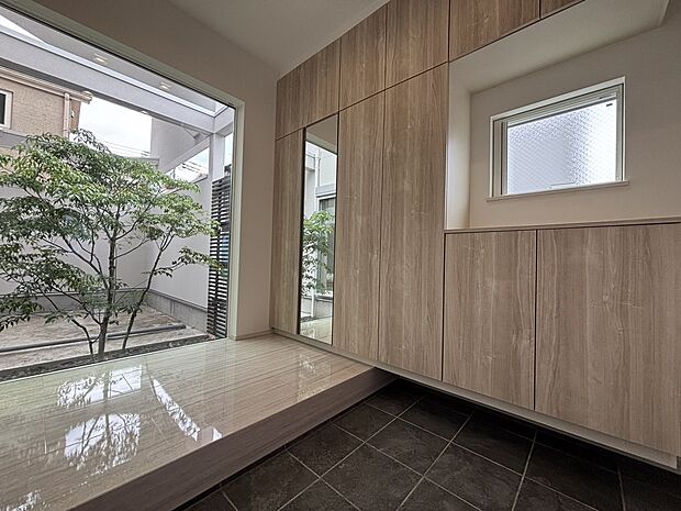 施工例　扉を開けた瞬間、目の前に広がる大理石調のフローリングがエントランスに一層の輝きと開放感を演出