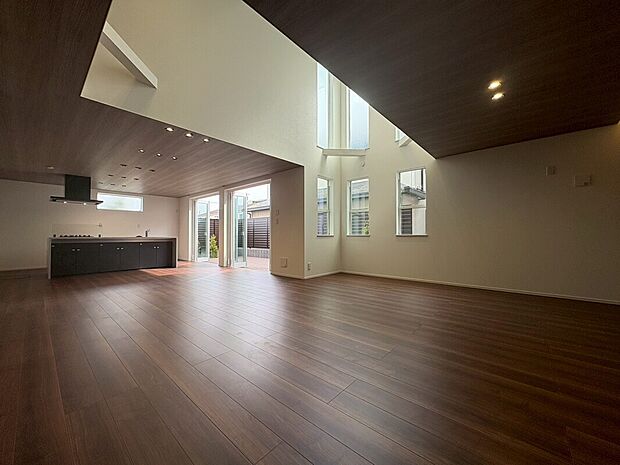 施工例　広々としたスペースに優しい光があふれるくつろぎのリビングダイニング