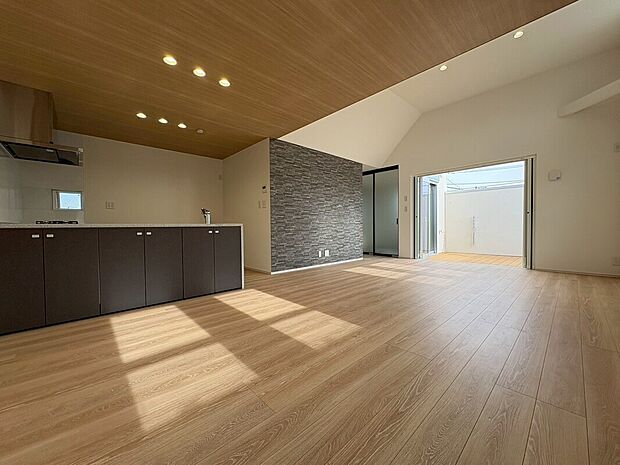 施工例　開放的な窓から差し込む優しい自然光が日常を忘れさせてくれる贅沢な空間を演出。