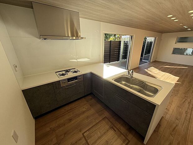 施工例 ゲストを招いて料理を振る舞い、広々としたキッチンスペースを囲みながら話が弾む贅沢な時間。