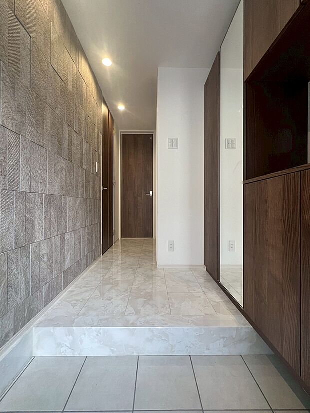 施工例 扉を開けた瞬間、目の前に広がる大理石調のフローリングがエントランスに一層の輝きと開放感を演出