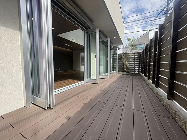 施工例 青空を背景に陽光のスポットライトを浴び、オーナー様だけの特別な空間を演出