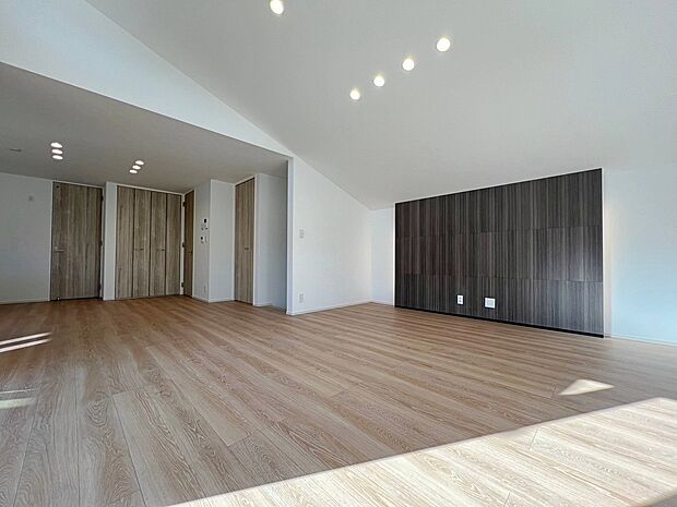 施工例 開放的な窓から差し込む優しい自然光が日常を忘れさせてくれる贅沢な空間を演出
