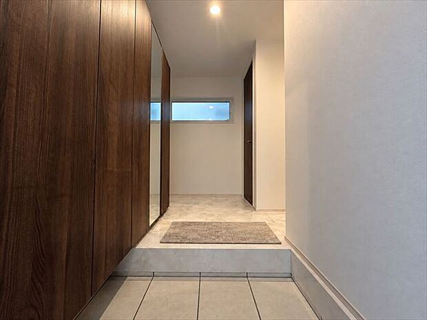 施工例 扉を開けた瞬間、目の前に広がる大理石調のフローリングがエントランスに一層の輝きと開放感を演出