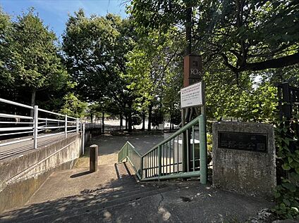 西落合公園 約240ｍ(徒歩3分)